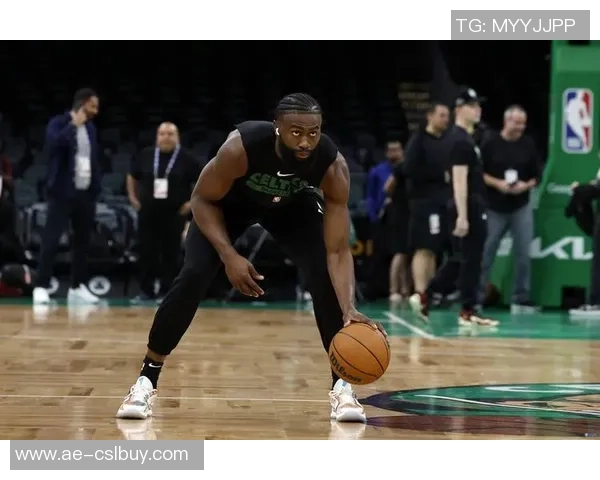 杰伦布朗强调季前赛首战防守重要性全力提升比赛节奏